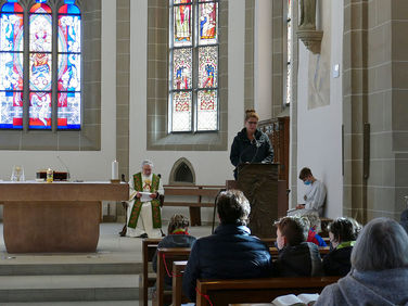 Vorstellung der Kommunionkinder in St. Crescentius (Foto: Karl-Franz Thiede)